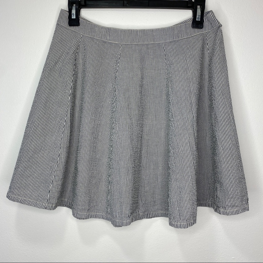 Victoria‎ 's Secret Seersucker Stripe Skater Skirt - size 6